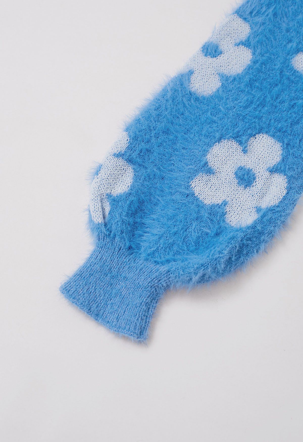 Flauschige Strickjacke „Cuteness Flowers“ in Blau