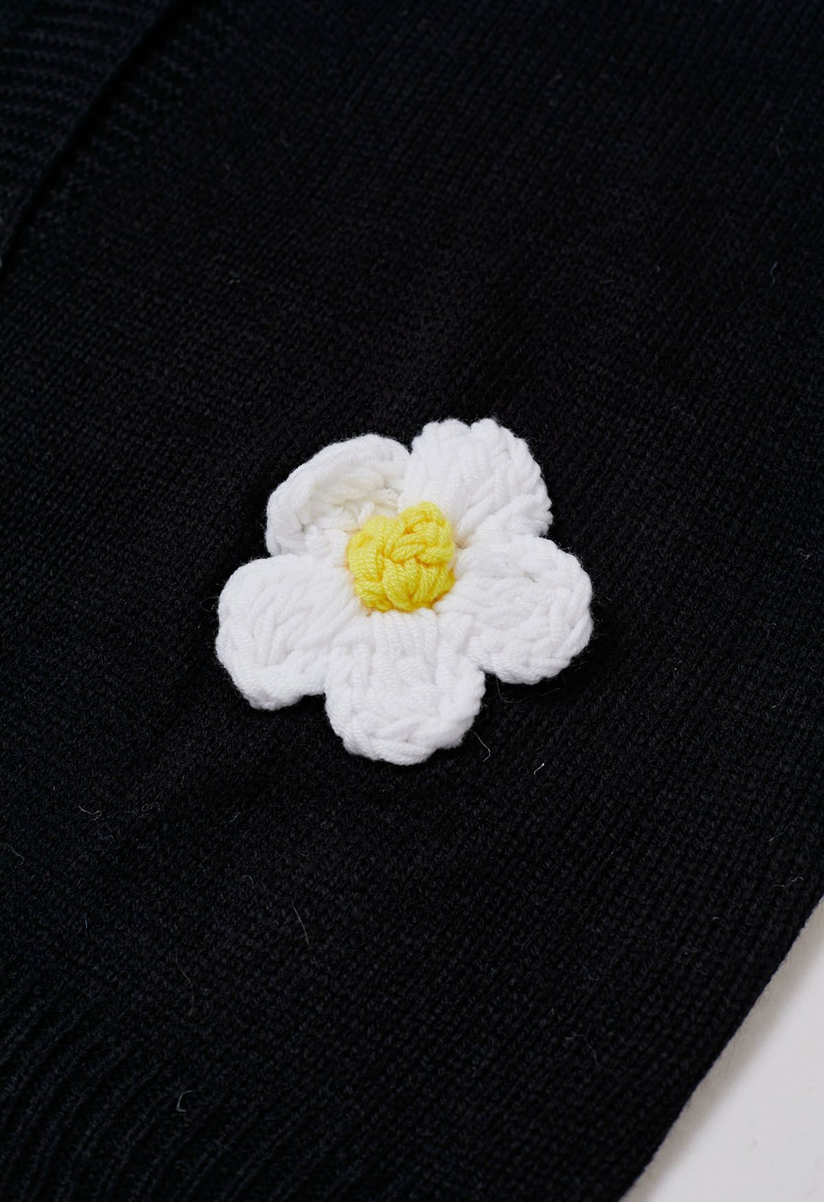 Schöne Strickjacke mit 3D-Blumenknöpfen in Schwarz