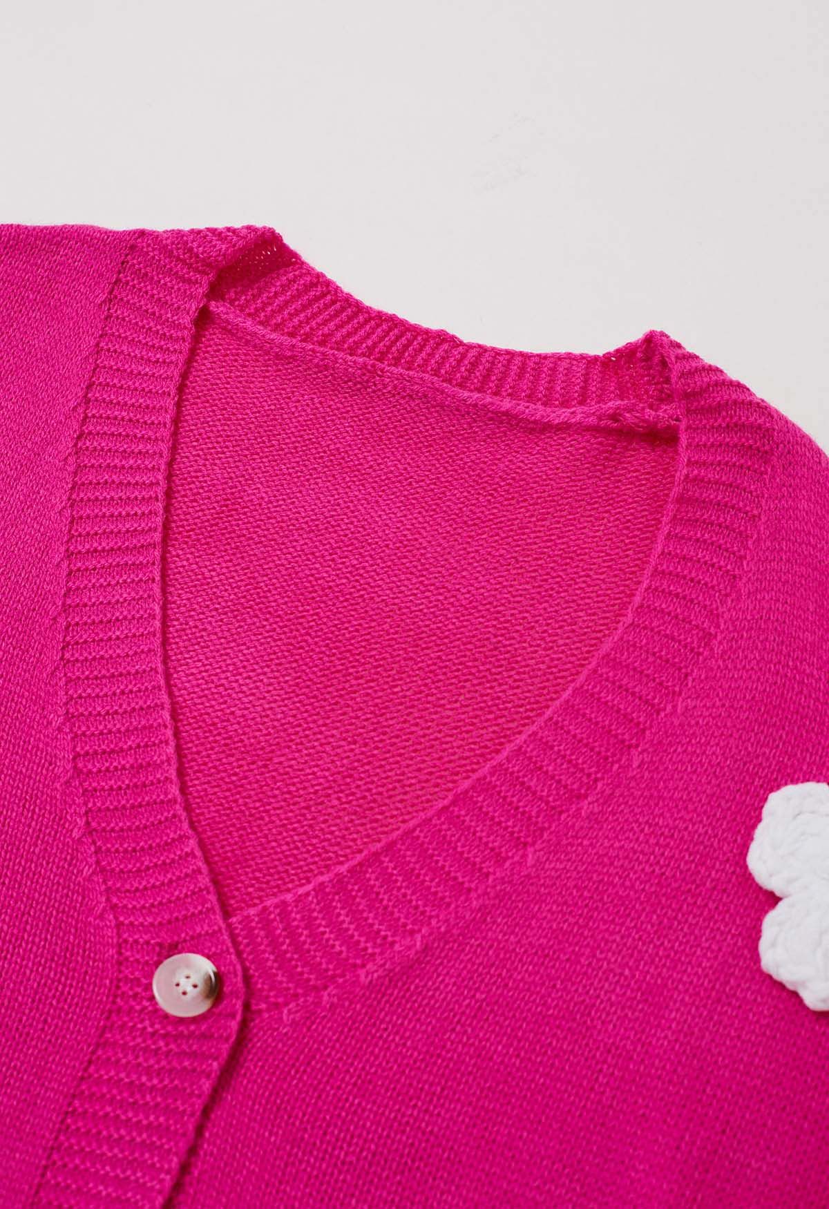 Hübsche Strickjacke mit 3D-Blumenknöpfen in Magenta