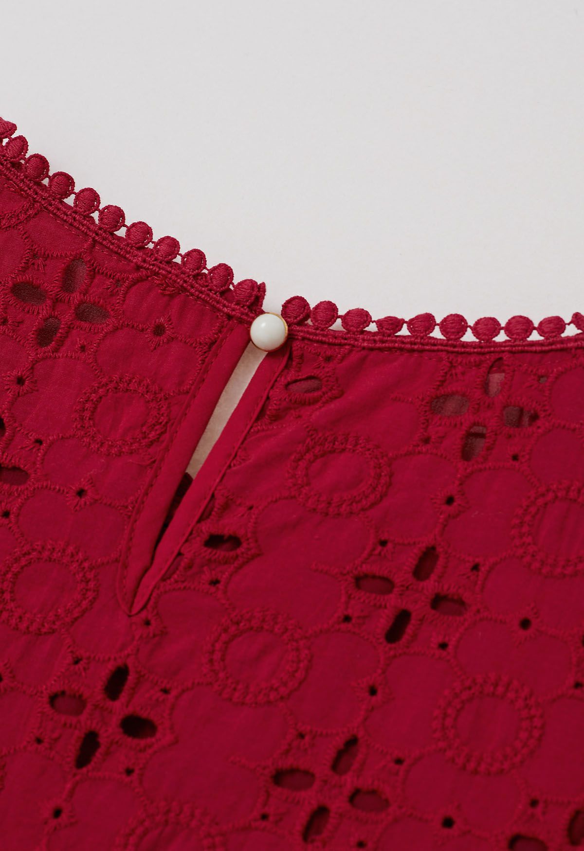 Baumwolltop mit Ösenstickerei „Intricate Petals“ in Rot