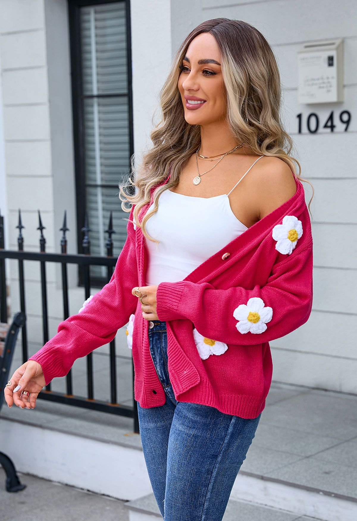 Hübsche Strickjacke mit 3D-Blumenknöpfen in Magenta