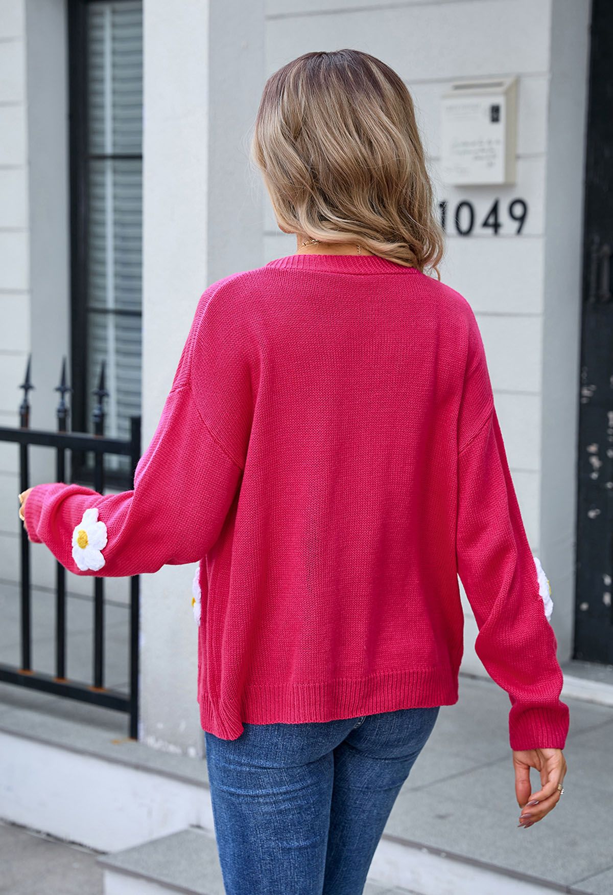 Hübsche Strickjacke mit 3D-Blumenknöpfen in Magenta