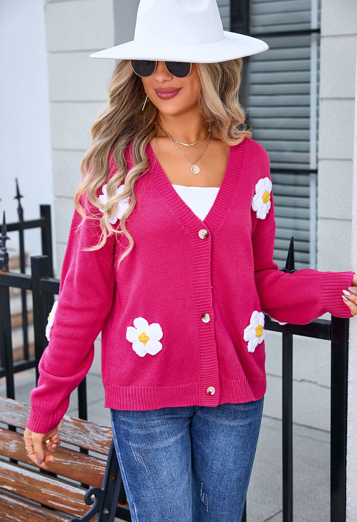 Hübsche Strickjacke mit 3D-Blumenknöpfen in Magenta