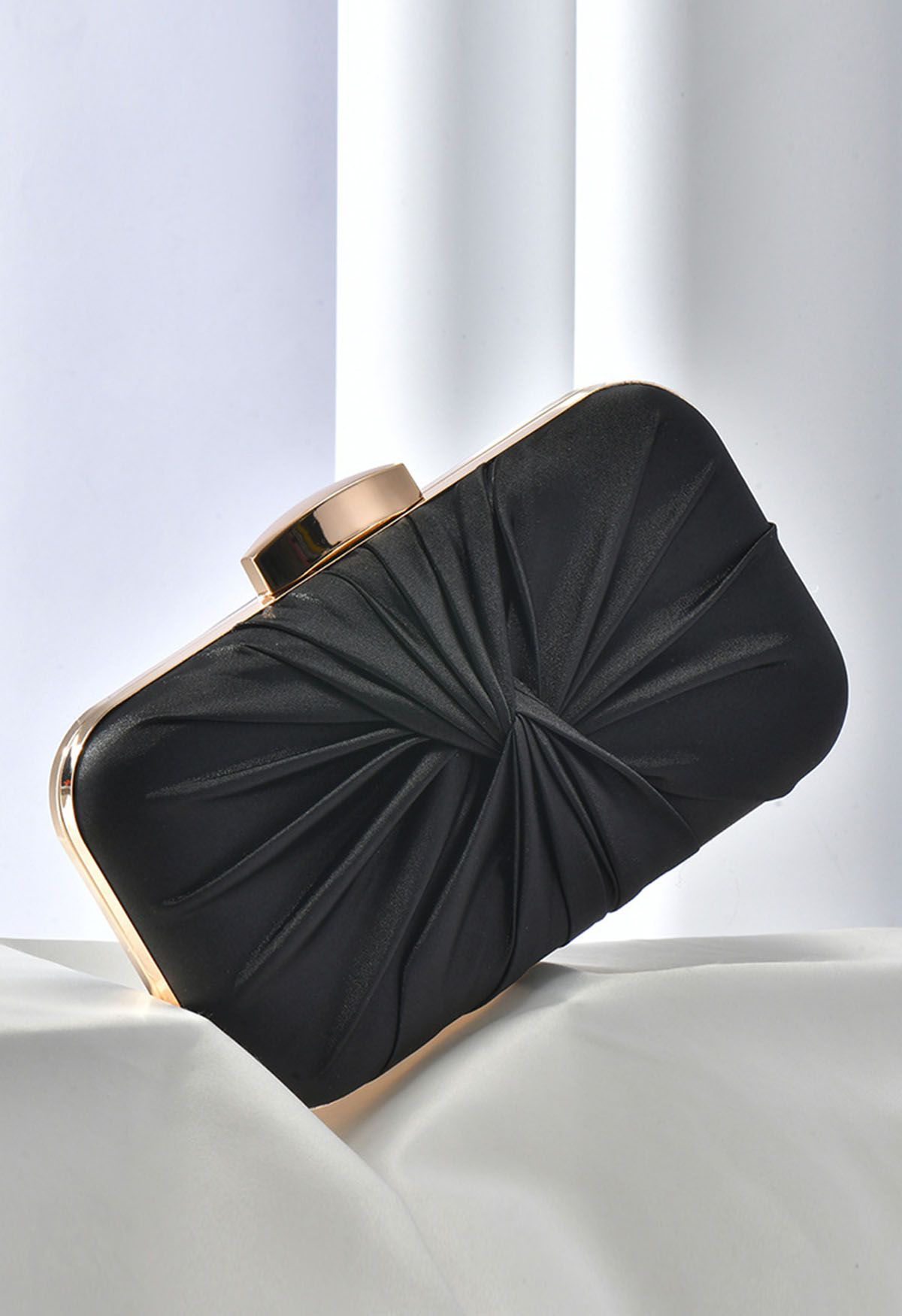 Gerüschte Clutch aus Satin mit Knoten in Schwarz