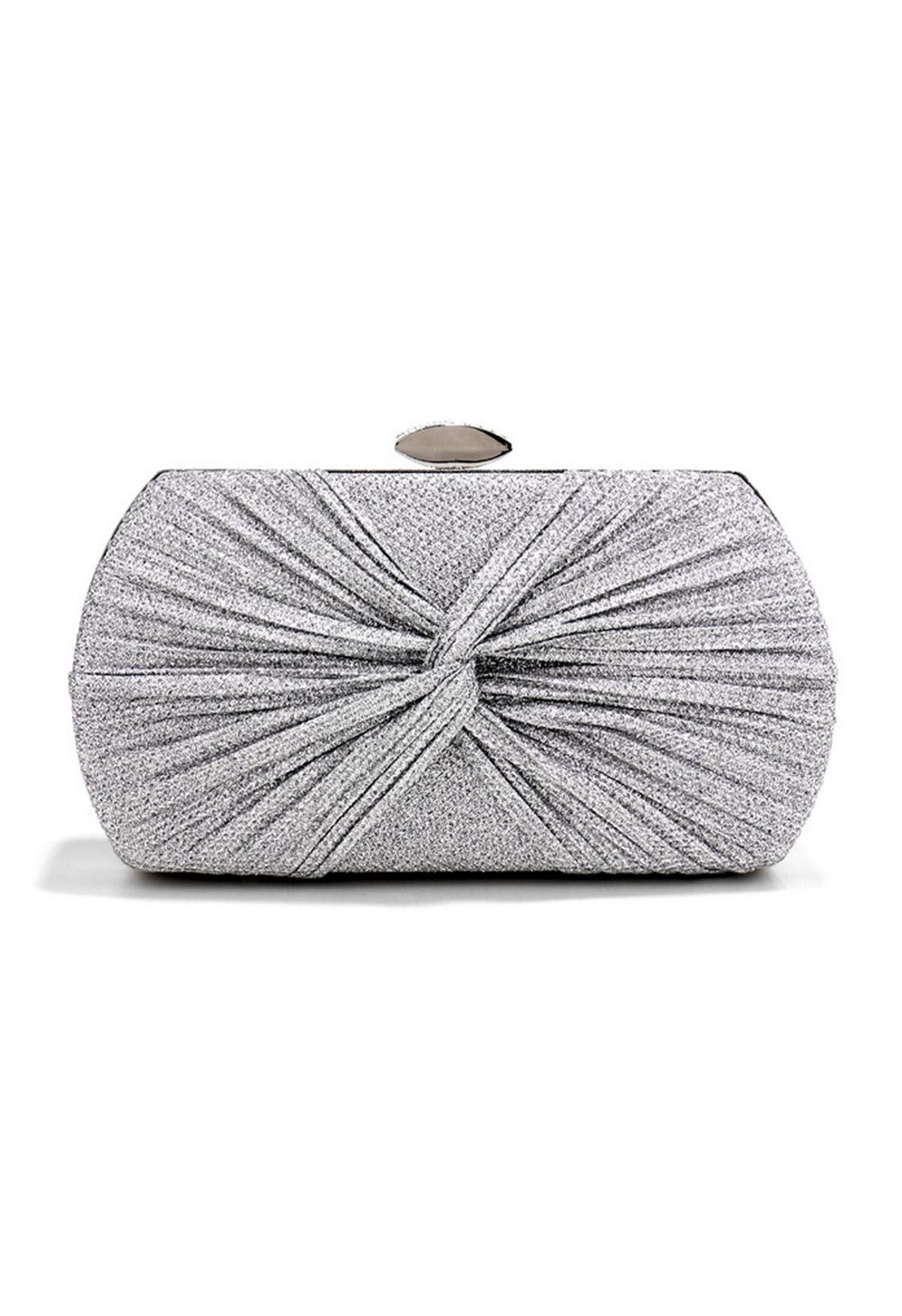 Glänzendes Geschenk – Geknotete Clutch in Silber