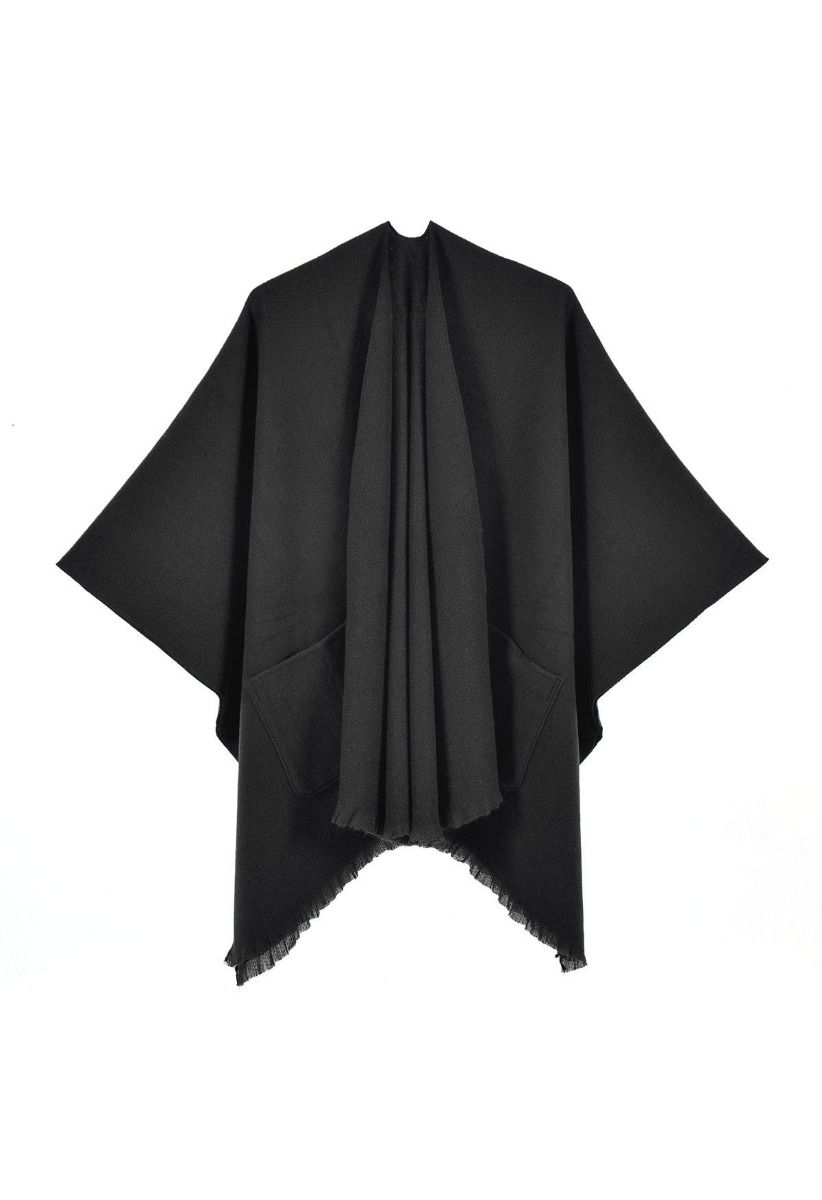 Whisper Soft – Poncho mit Taschen und Fransensaum in Schwarz