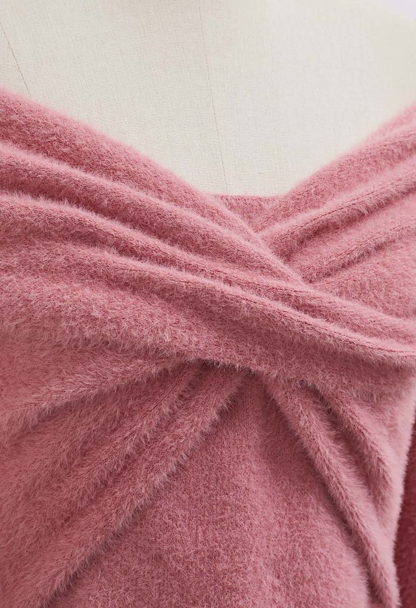 Flauschiges Stricktop mit überkreuzter Vorderseite und schulterfreiem Schnitt in Rosa