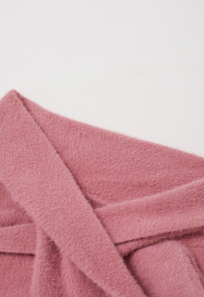 Flauschiges Stricktop mit überkreuzter Vorderseite und schulterfreiem Schnitt in Rosa