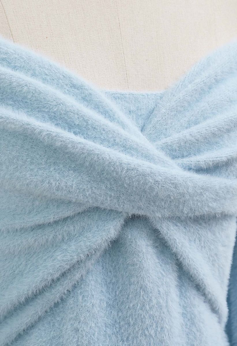 Flauschiges Strickoberteil mit überkreuzter Vorderseite und schulterfreiem Schnitt in Babyblau