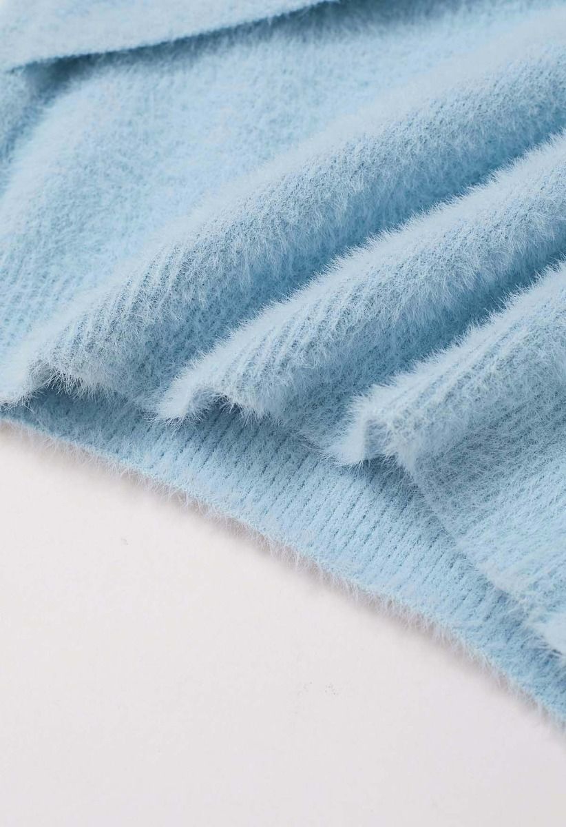 Flauschiges Strickoberteil mit überkreuzter Vorderseite und schulterfreiem Schnitt in Babyblau