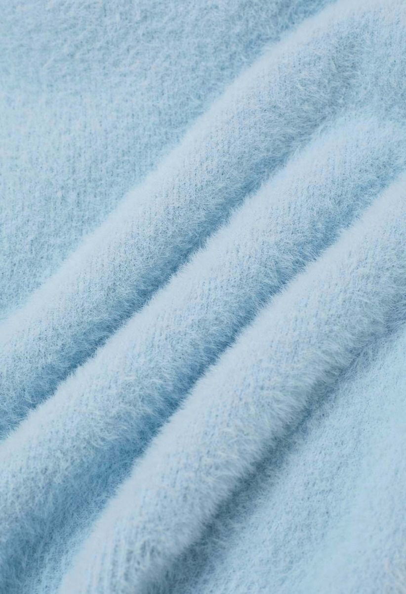 Flauschiges Strickoberteil mit überkreuzter Vorderseite und schulterfreiem Schnitt in Babyblau