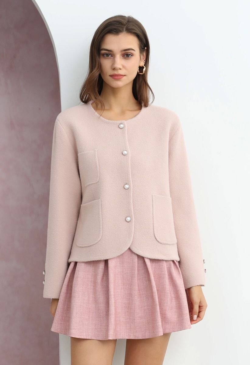 Süße Strickjacke mit aufgesetzten Taschen und Perlmuttknöpfen in Rosa