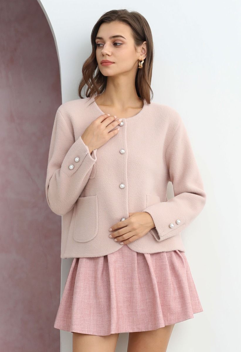 Süße Strickjacke mit aufgesetzten Taschen und Perlmuttknöpfen in Rosa