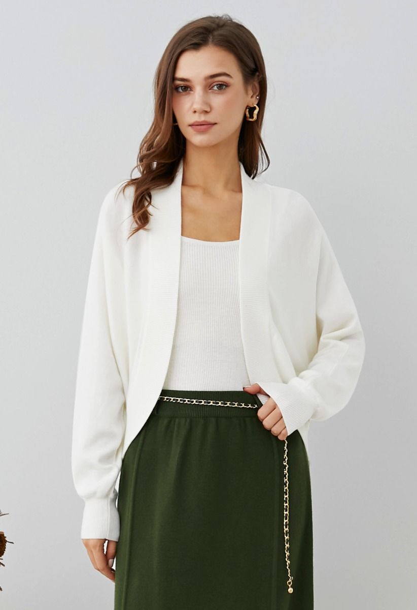 Minimalistischer, weißer Cardigan mit offener Vorderseite und geripptem Rand