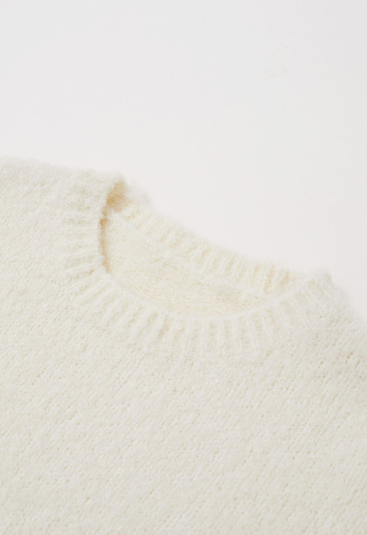 Gerippter, flauschiger, weicher Strickpullover in Creme