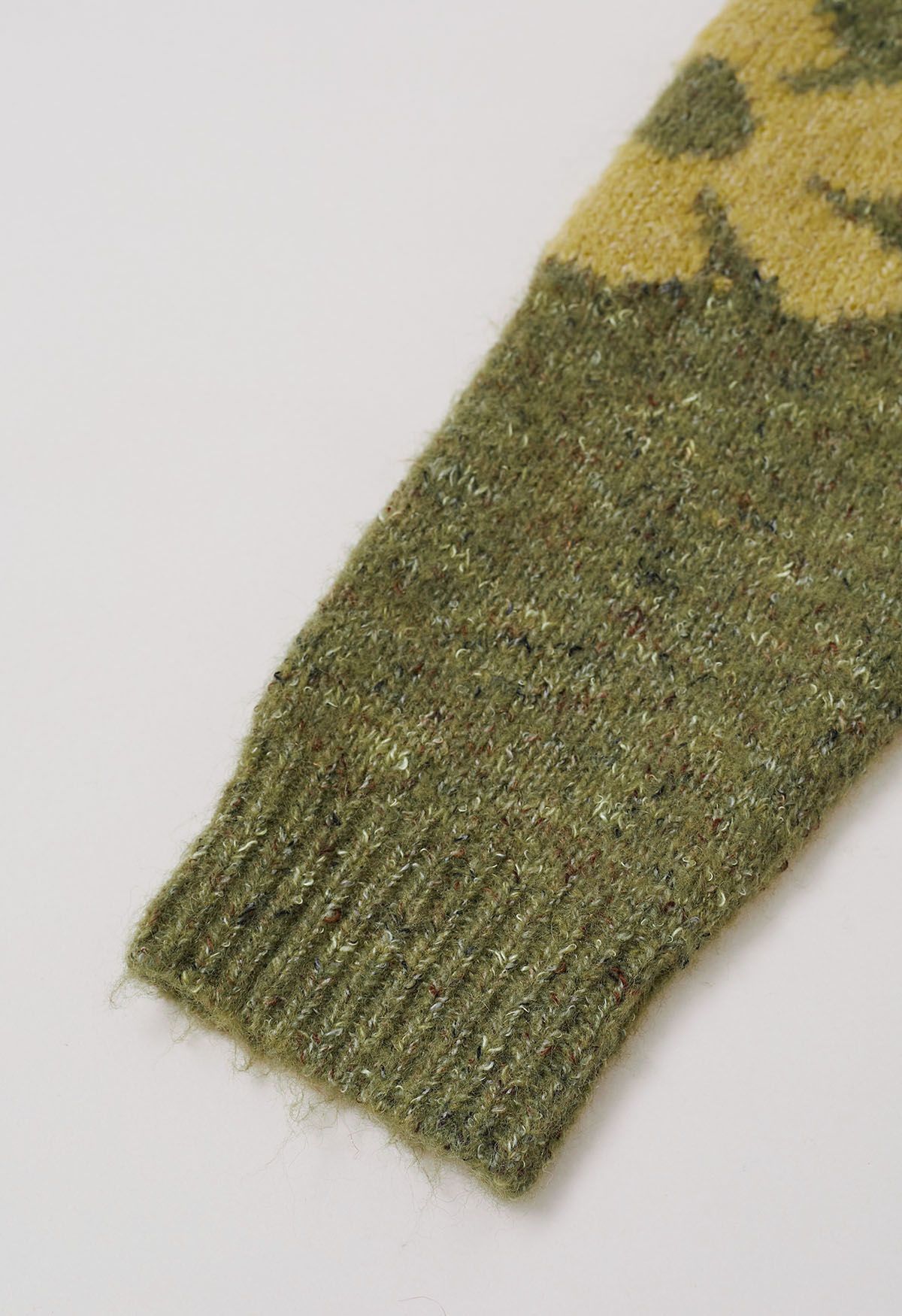 Mehrfarbiger, flauschiger Strickpullover mit Blumenmuster in Moosgrün