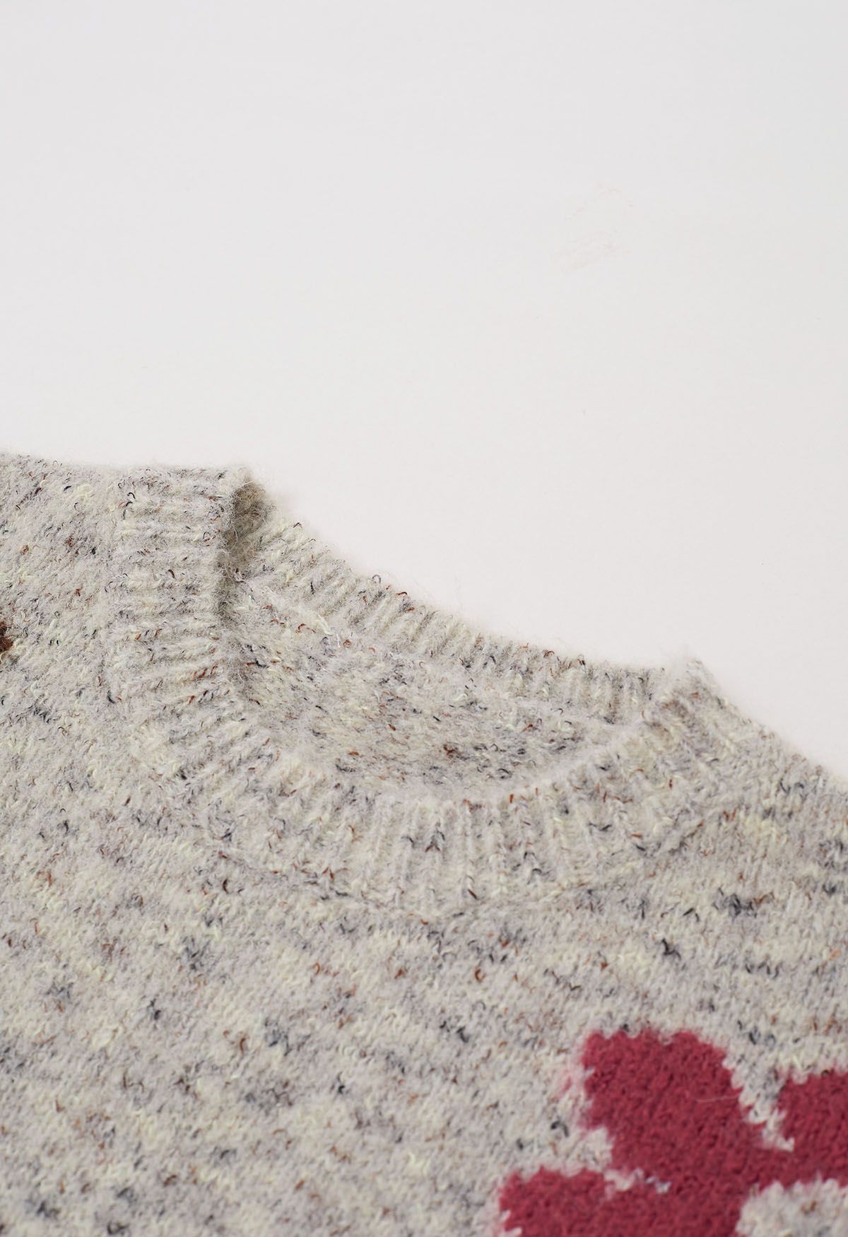 Mehrfarbiger, flauschiger Strickpullover mit Blumenmuster in Haferflocken