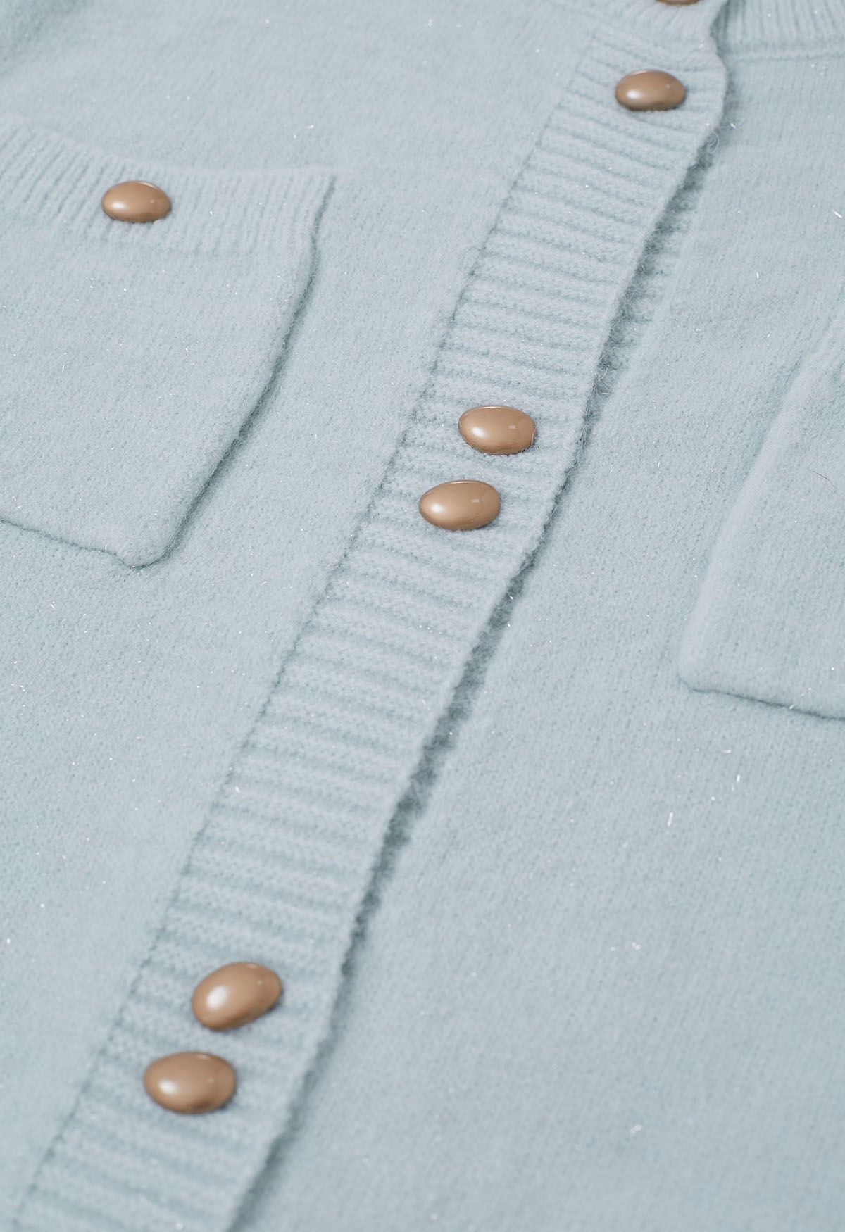 Stilvolle Strickjacke mit schimmernden Fransen und Knöpfen in Babyblau