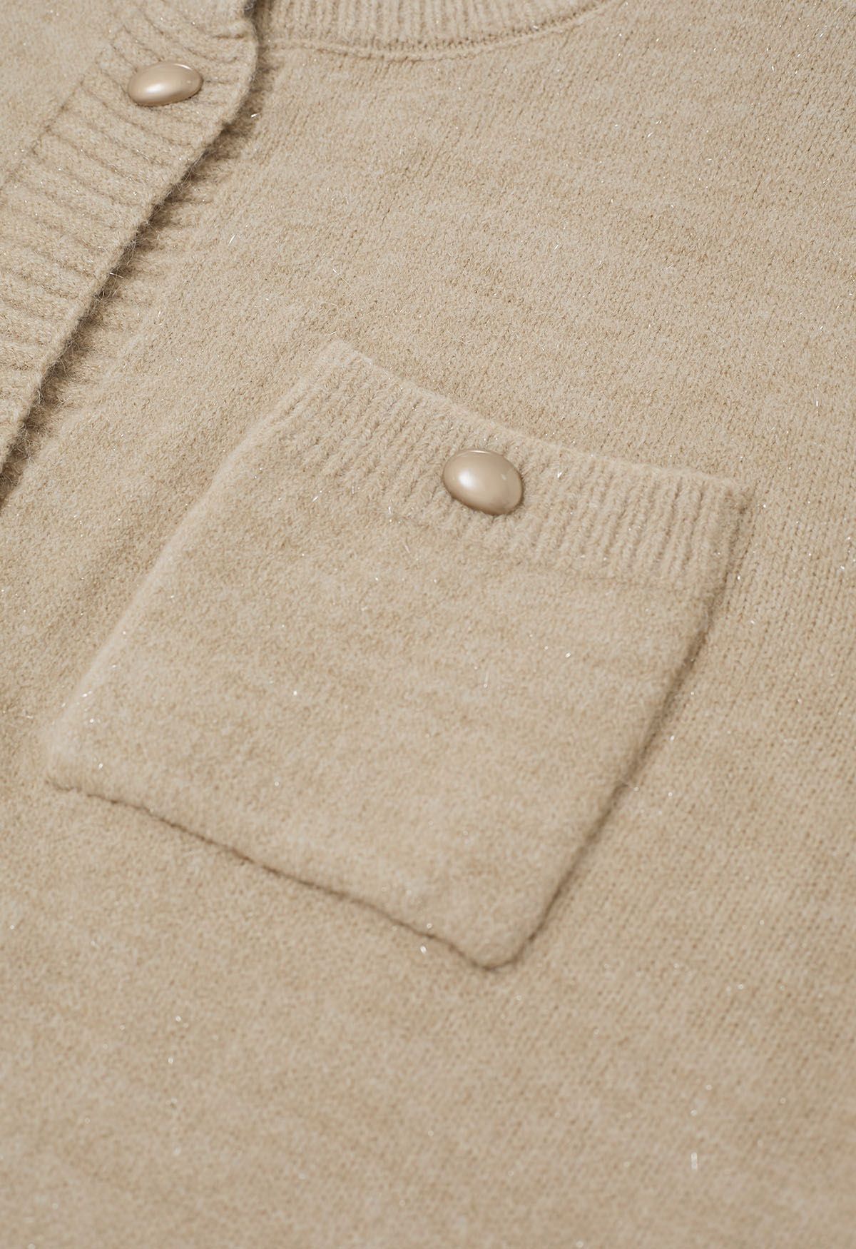 Stilvolle Strickjacke mit schimmernden Fransen und Knöpfen in Sand