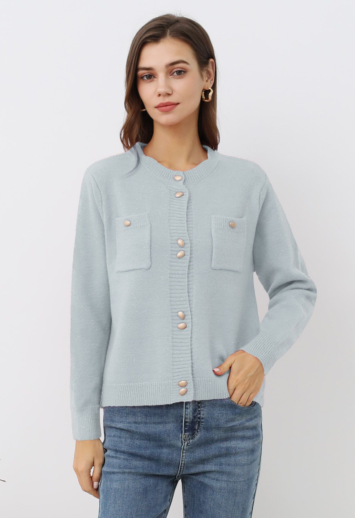 Stilvolle Strickjacke mit schimmernden Fransen und Knöpfen in Babyblau