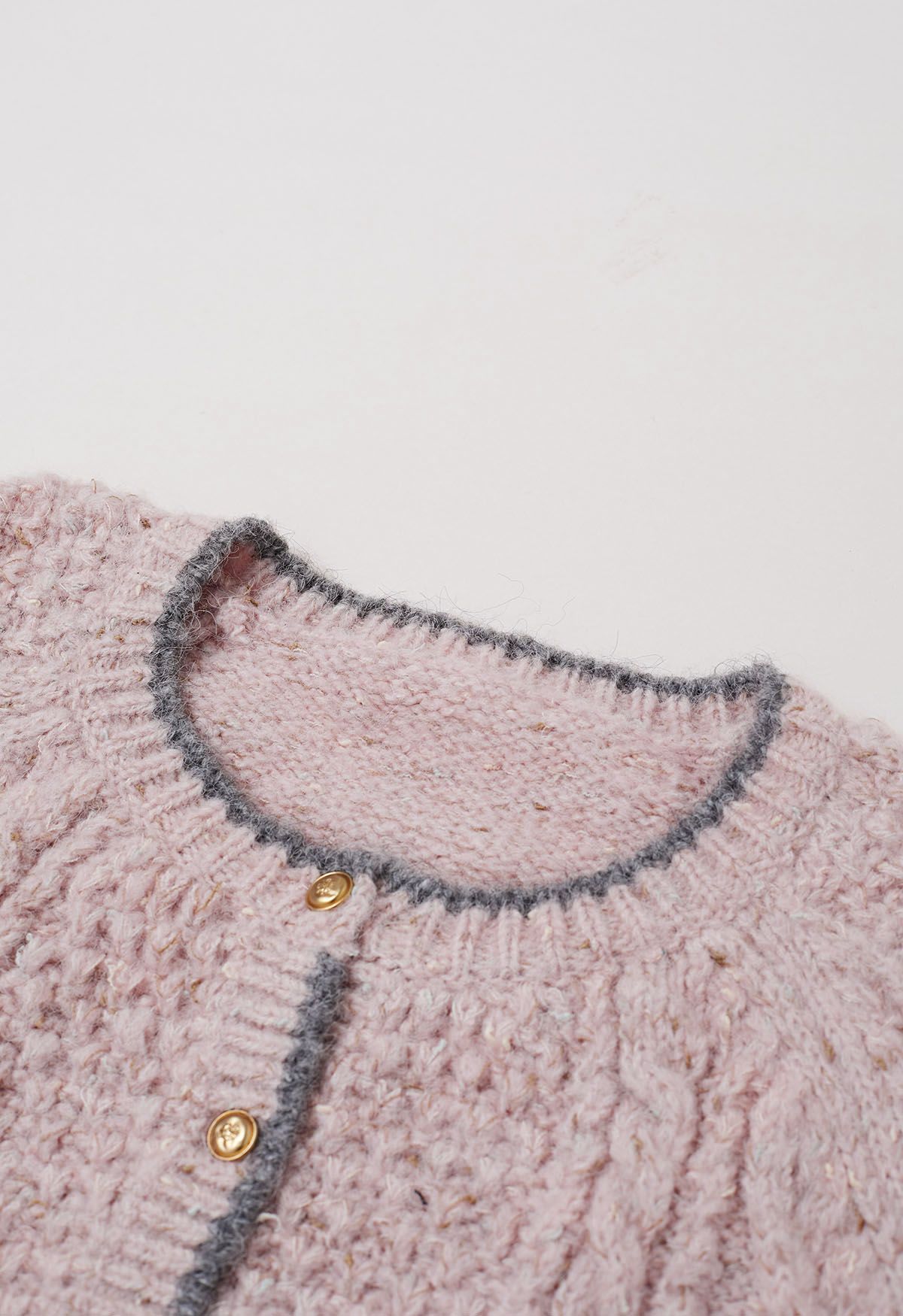 Geflochtene Strickjacke mit Knöpfen und Kontrastkanten in Rosa