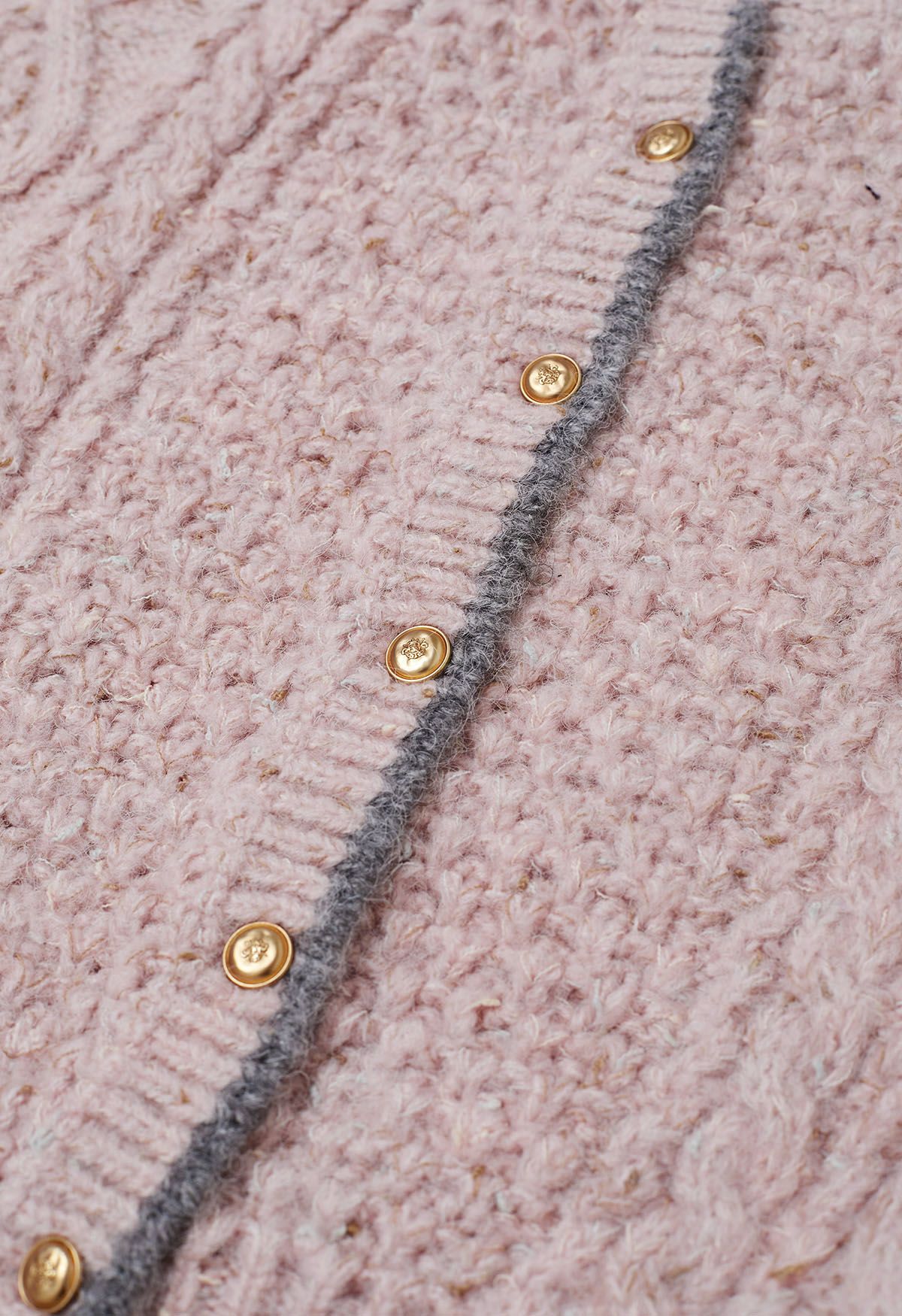 Geflochtene Strickjacke mit Knöpfen und Kontrastkanten in Rosa