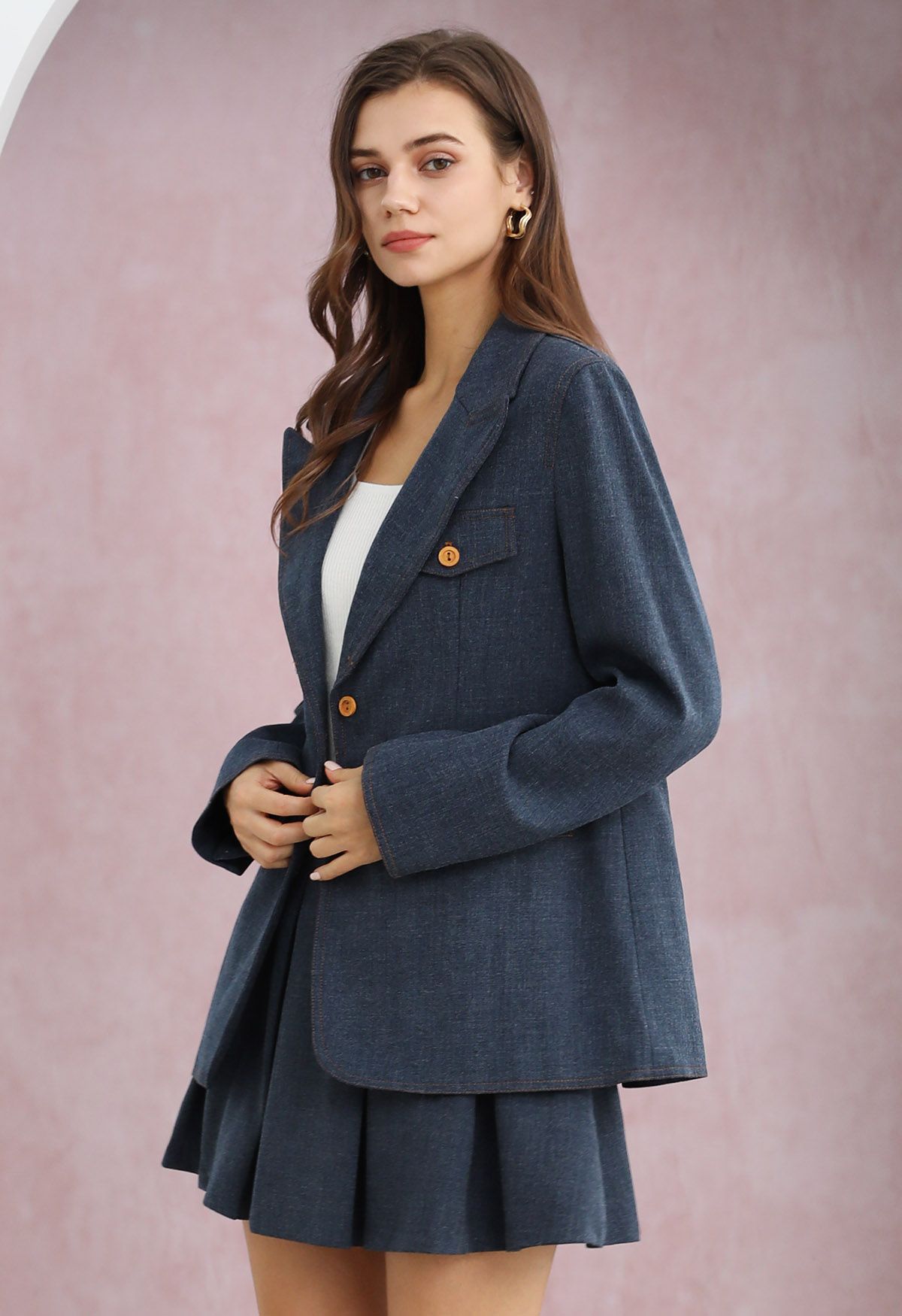 Blazer mit Knopfleiste und dekorativer Tasche mit steigendem Revers in Marine