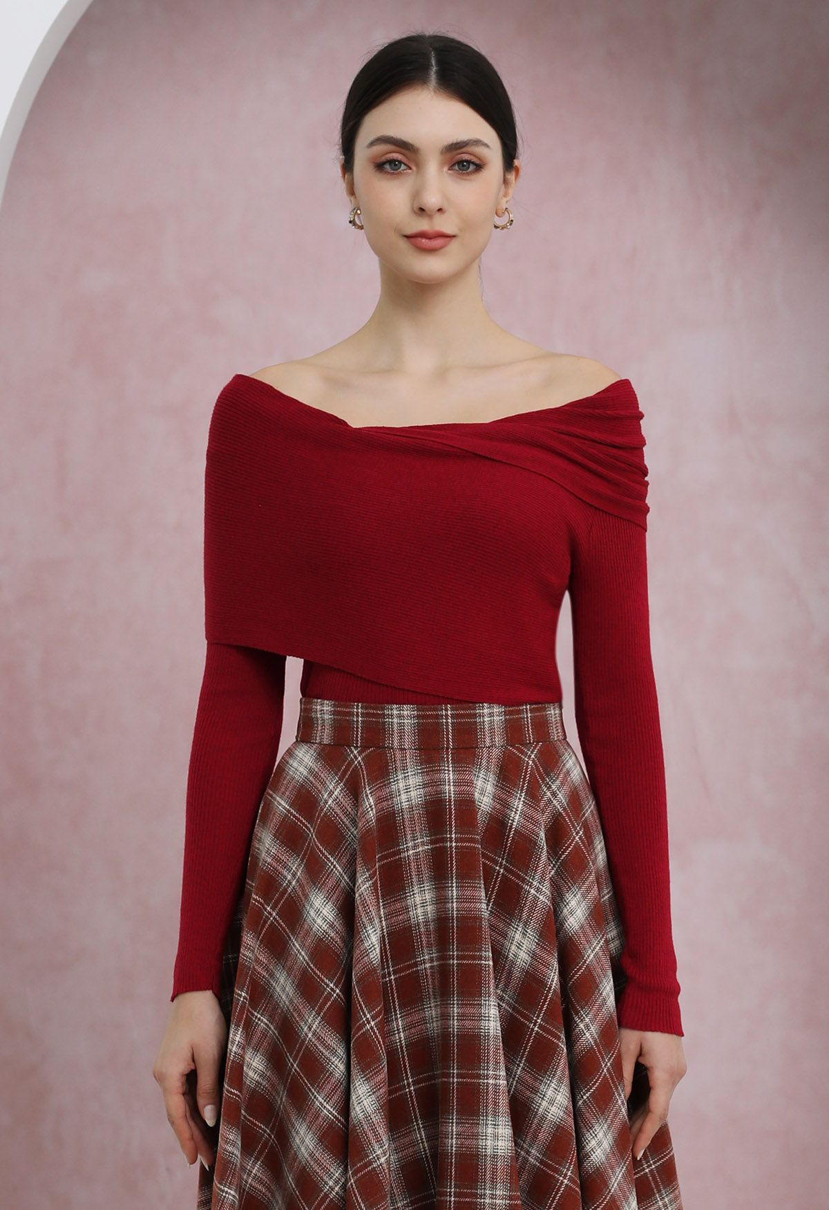 Soft Elegance – Off-Shoulder-Stricktop mit Klappe in Rot