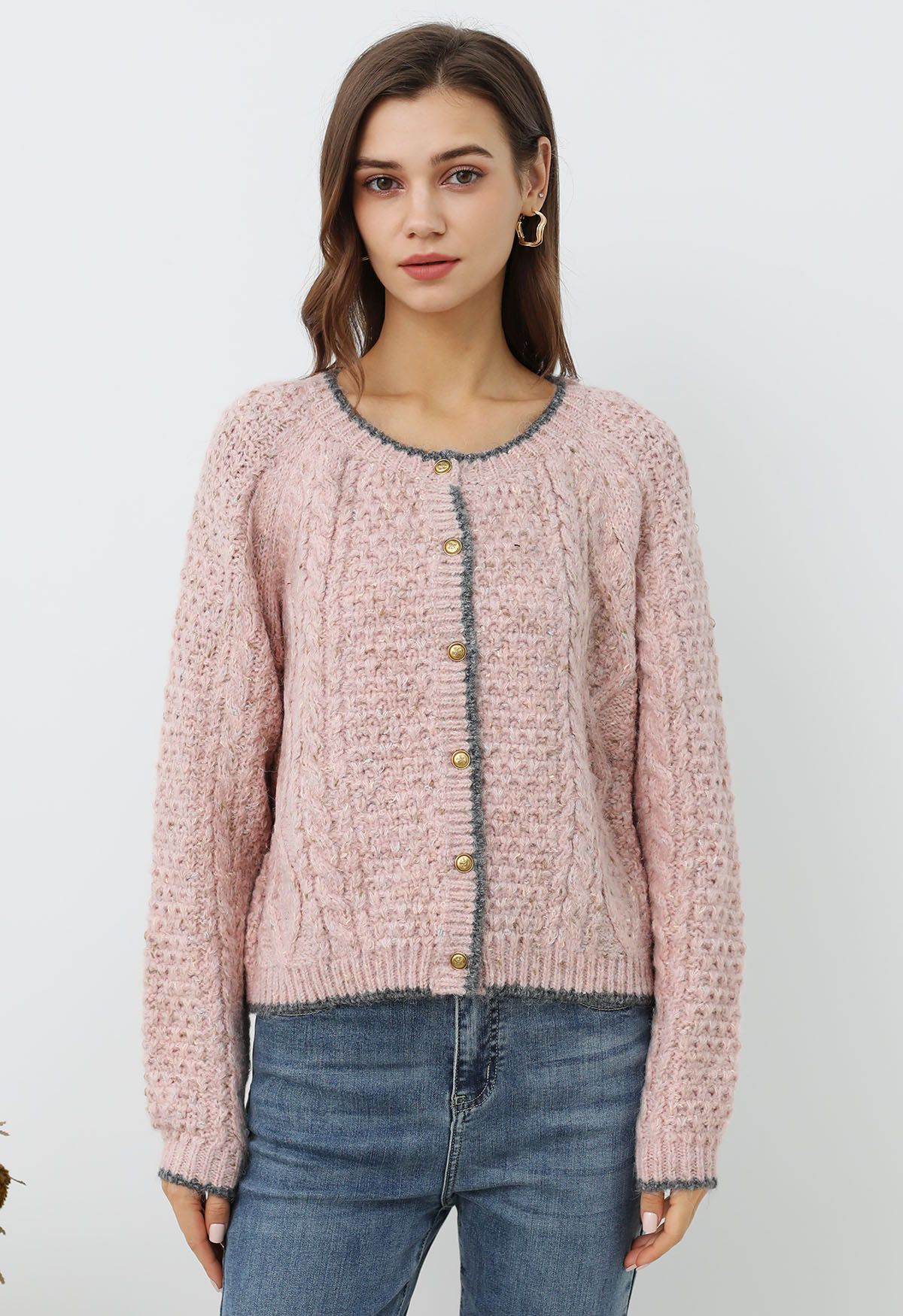 Geflochtene Strickjacke mit Knöpfen und Kontrastkanten in Rosa