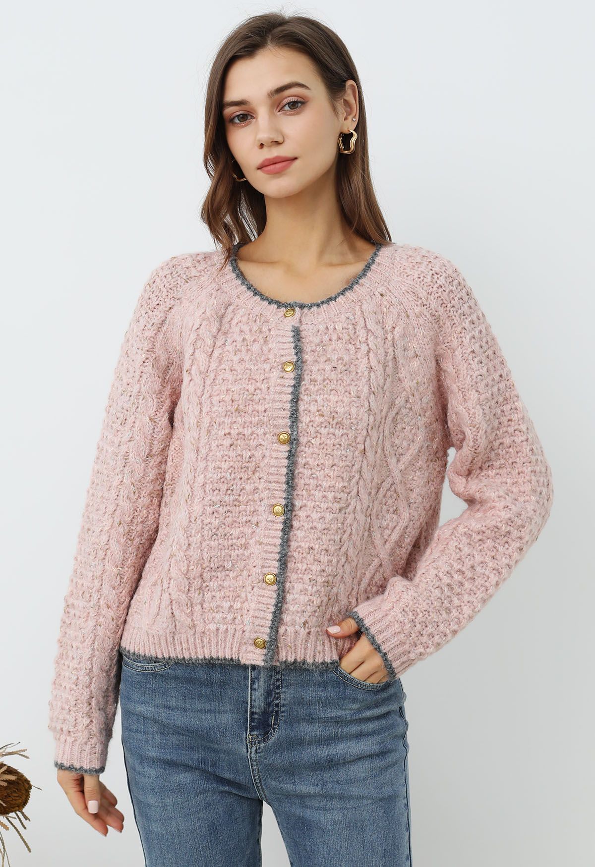 Geflochtene Strickjacke mit Knöpfen und Kontrastkanten in Rosa