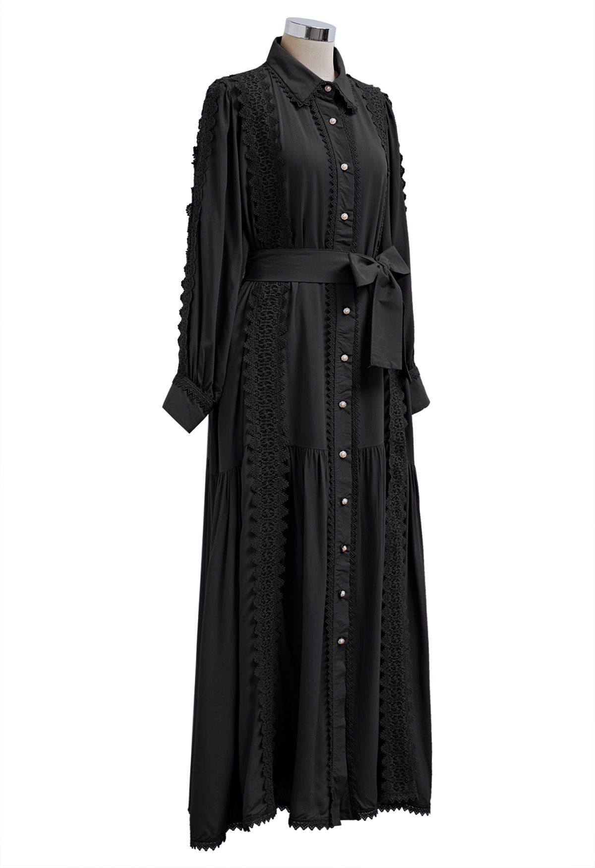 Bezauberndes Maxikleid mit Knopfleiste und Häkelmuster in Schwarz