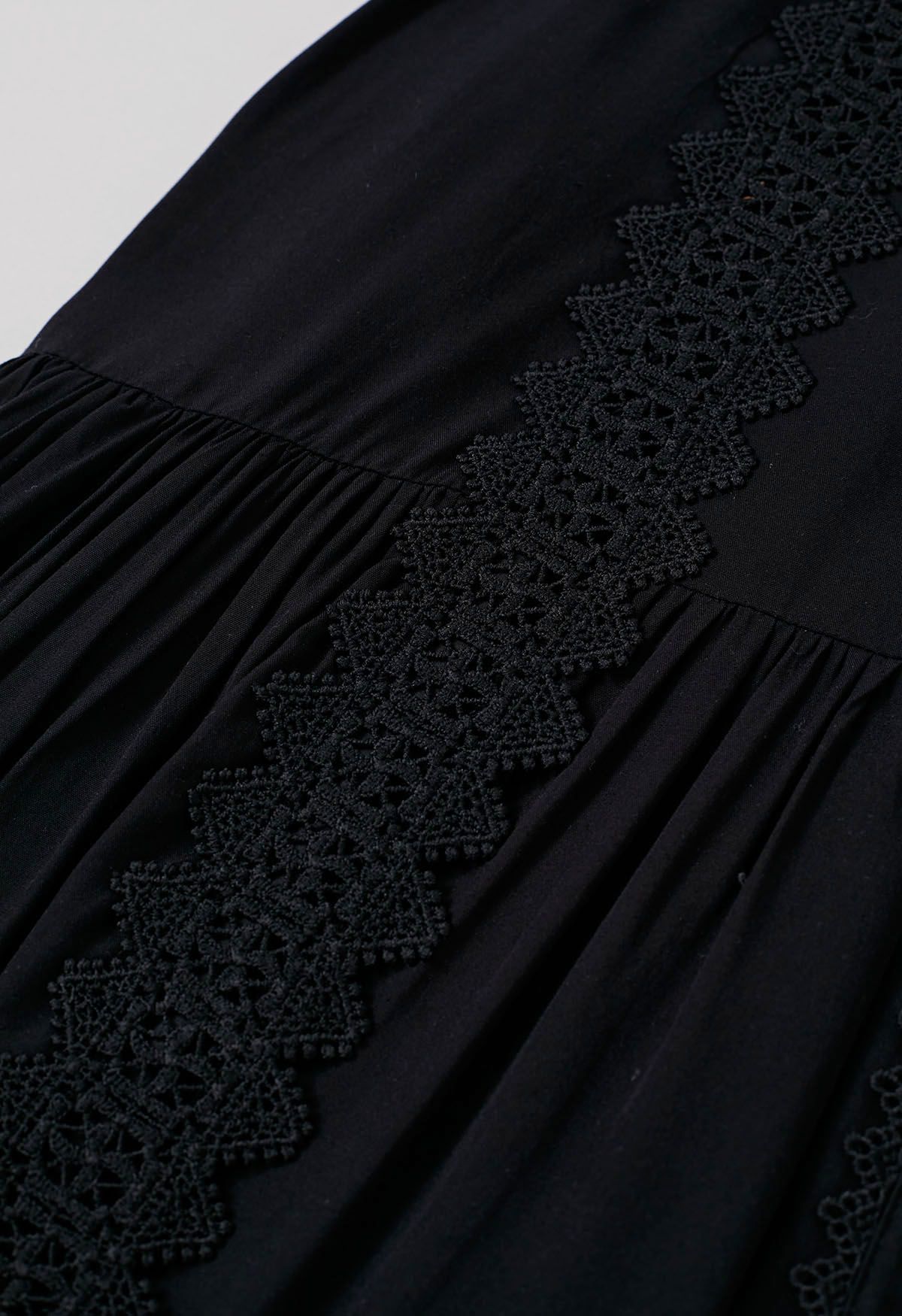 Bezauberndes Maxikleid mit Knopfleiste und Häkelmuster in Schwarz