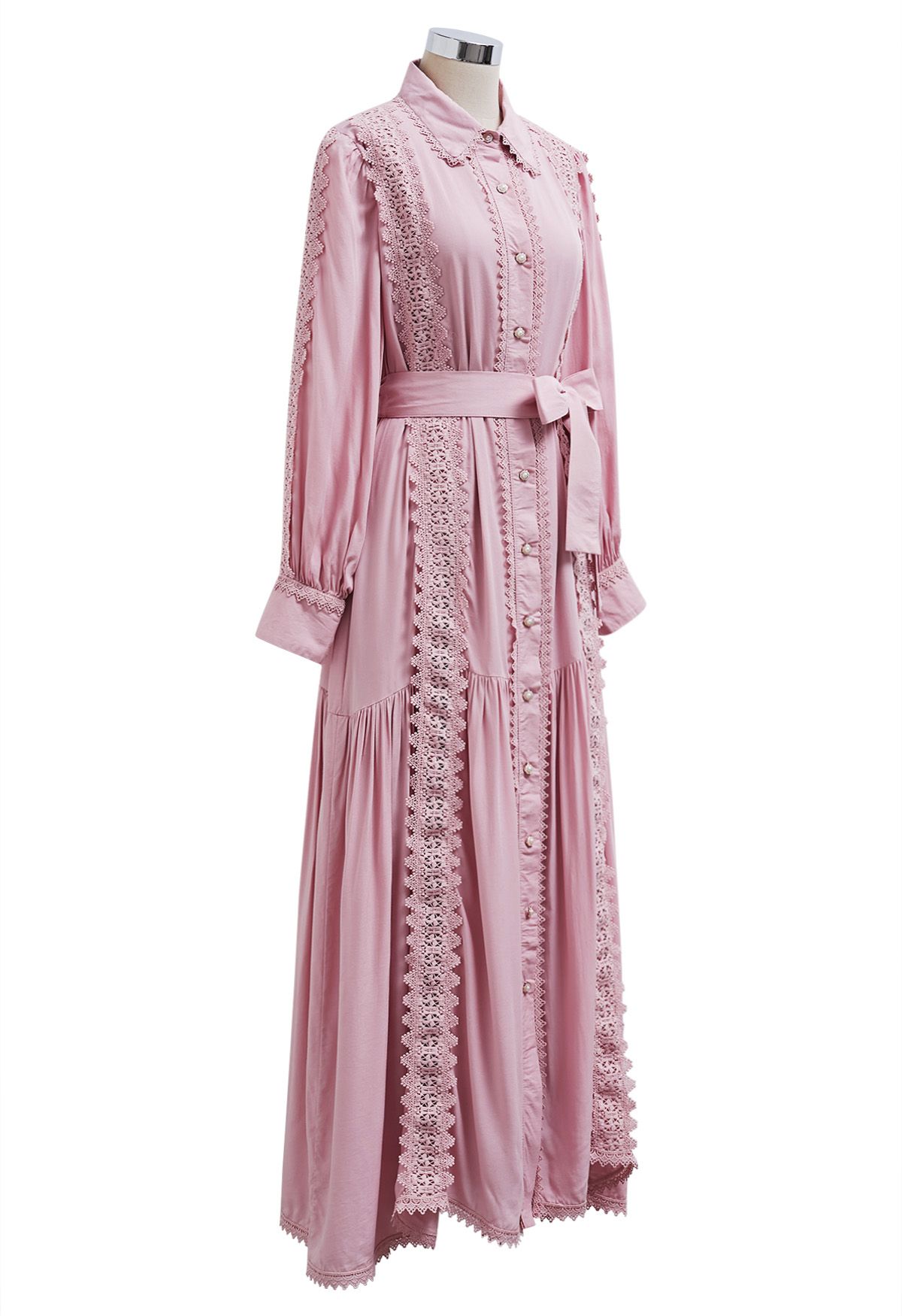 Bezauberndes gehäkeltes Maxikleid mit Knopfleiste und Bindegürtel in Rosa