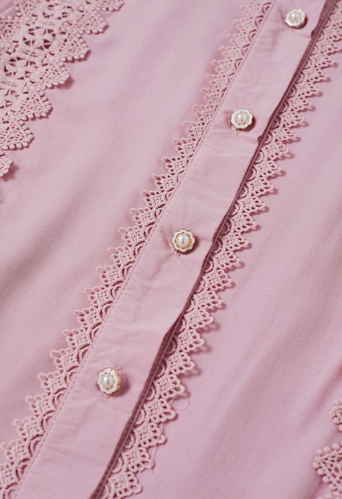 Bezauberndes gehäkeltes Maxikleid mit Knopfleiste und Bindegürtel in Rosa