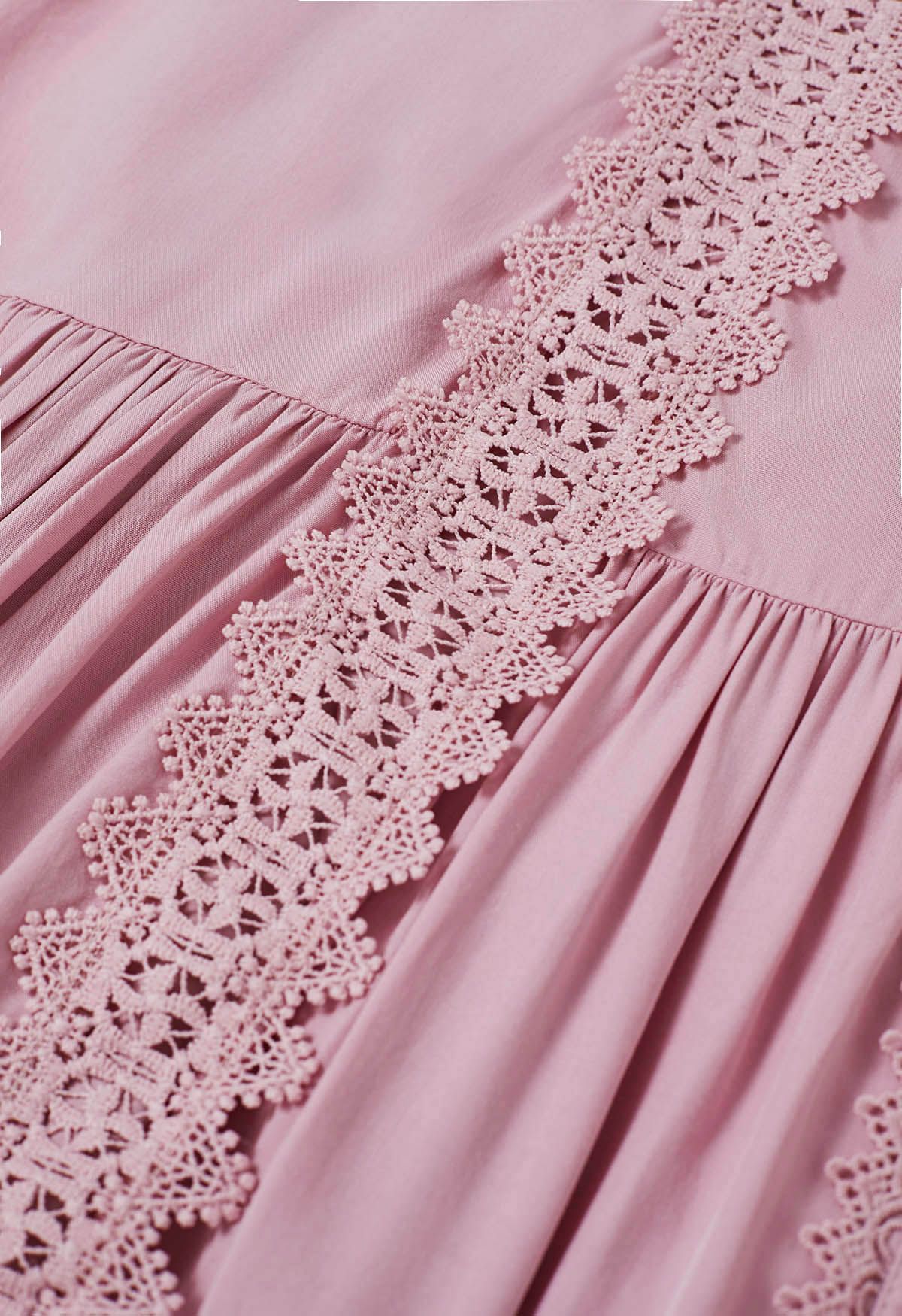 Bezauberndes gehäkeltes Maxikleid mit Knopfleiste und Bindegürtel in Rosa