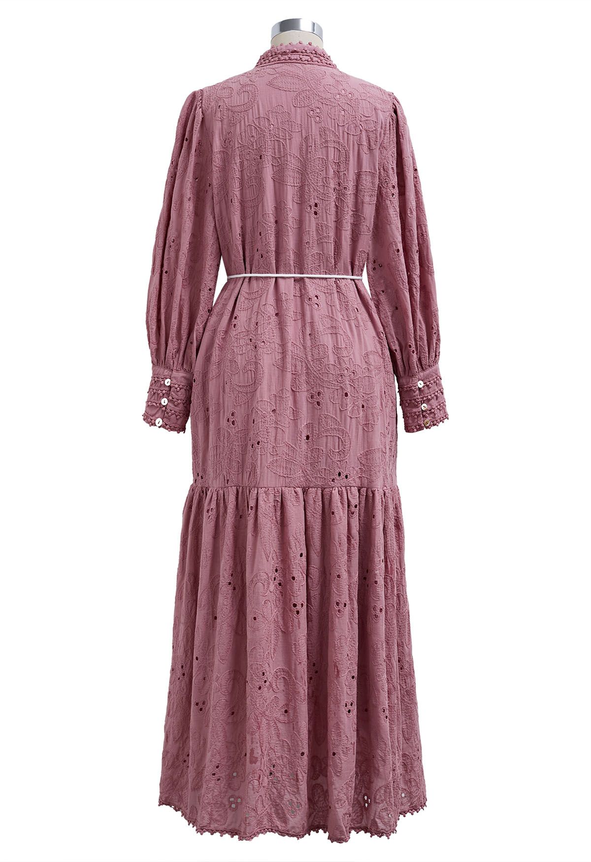 Maxikleid mit Blumen-Lochstickerei, Quasten und Schnürknöpfen in Mauve