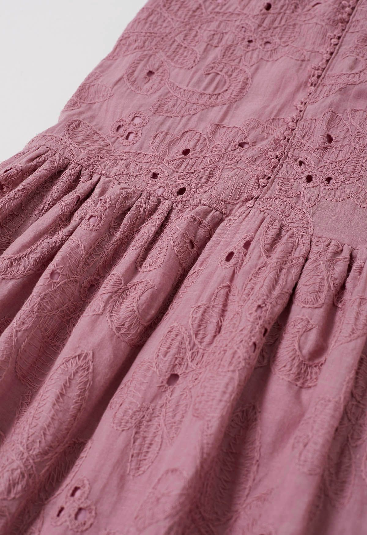 Maxikleid mit Blumen-Lochstickerei, Quasten und Schnürknöpfen in Mauve