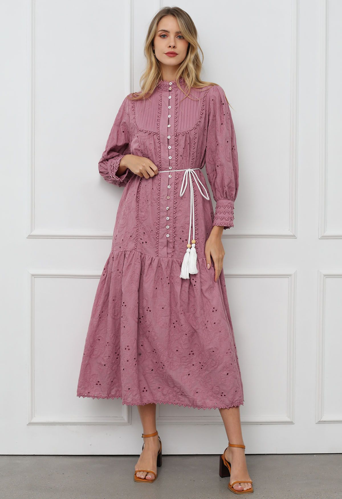 Maxikleid mit Blumen-Lochstickerei, Quasten und Schnürknöpfen in Mauve