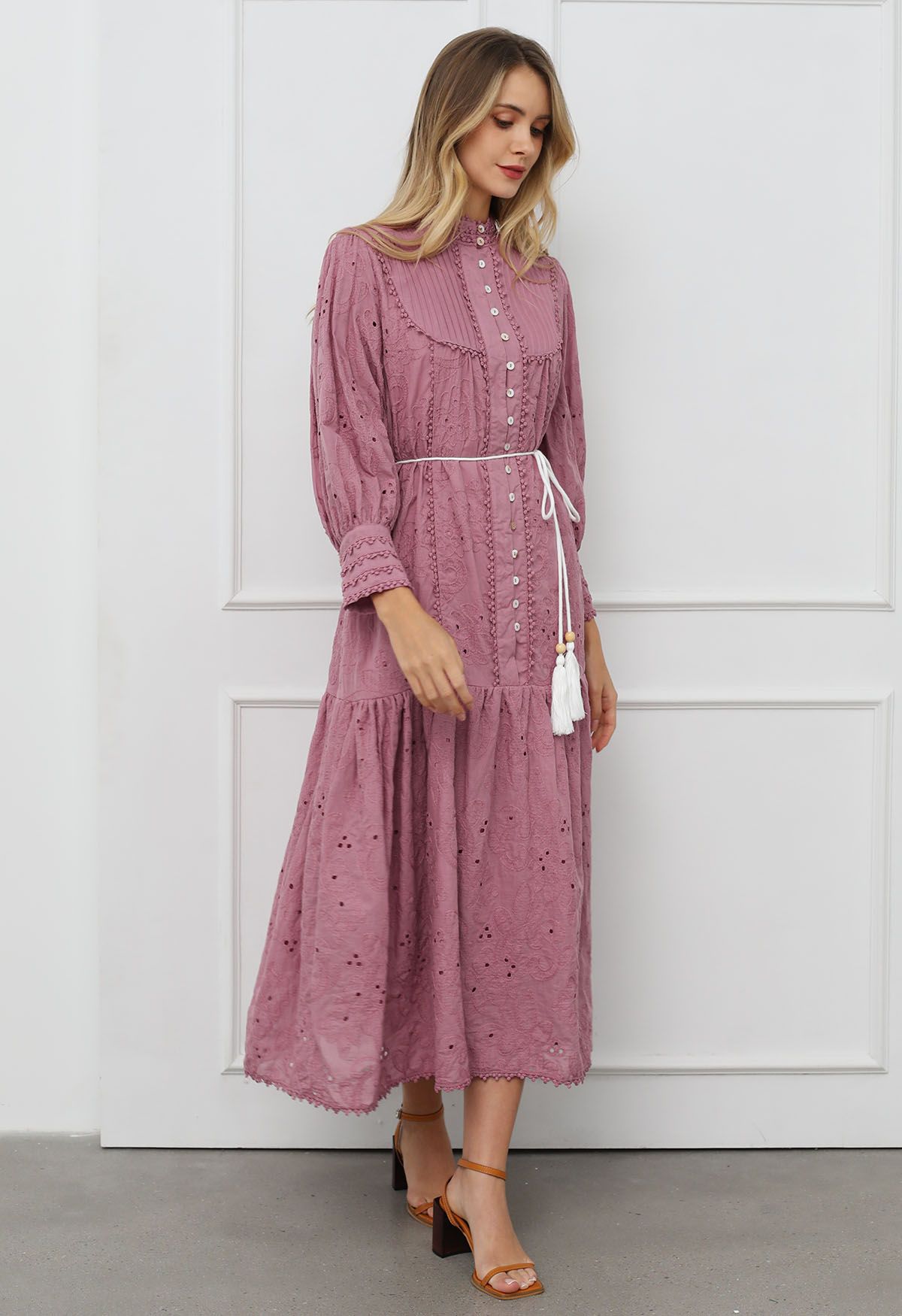 Maxikleid mit Blumen-Lochstickerei, Quasten und Schnürknöpfen in Mauve