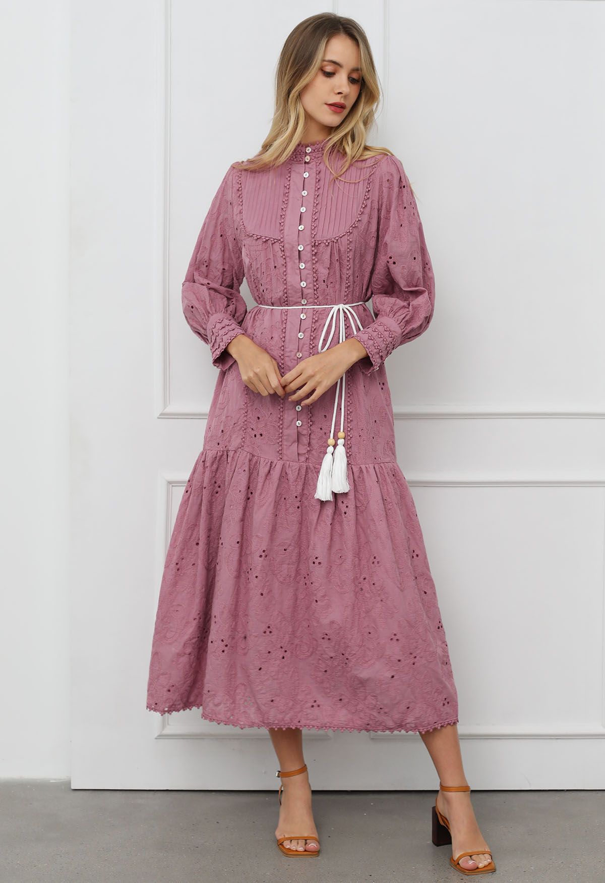 Maxikleid mit Blumen-Lochstickerei, Quasten und Schnürknöpfen in Mauve