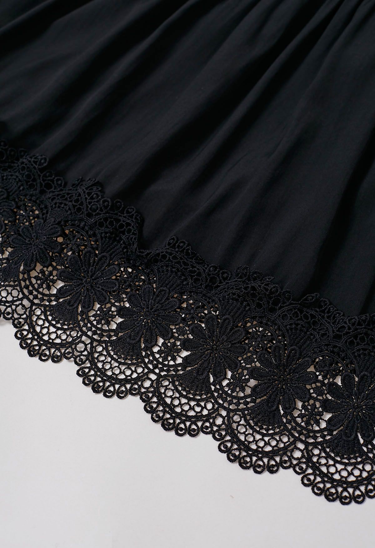 Viktorianisches, elegantes Maxikleid mit Cutwork-Spitze in Schwarz