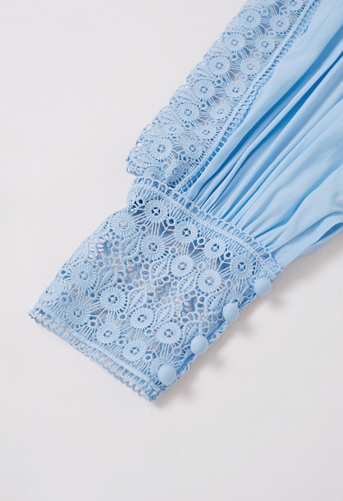 Viktorianisches, elegantes Maxikleid mit Cutwork-Spitze in Babyblau