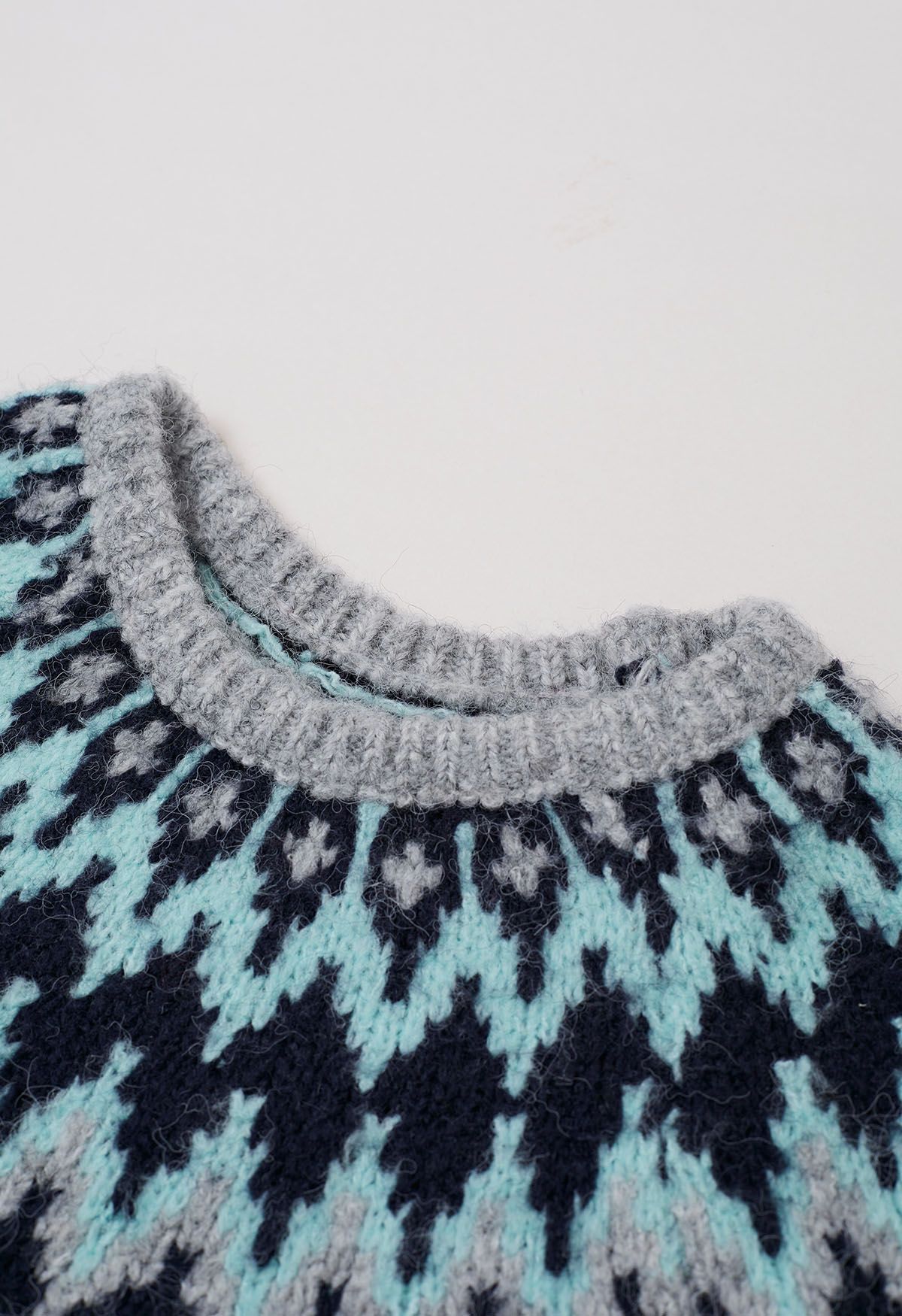 Winter Whimsy – Gerippter Fair-Isle-Strickpullover in Grau