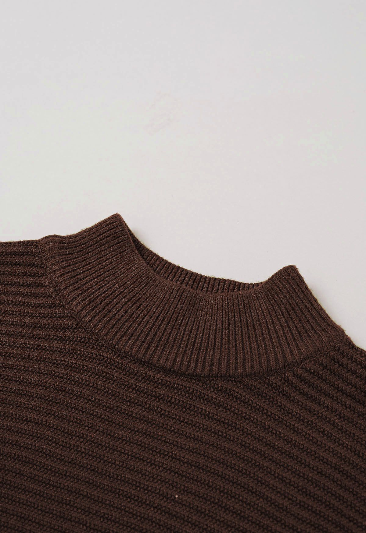 Asymmetrischer Strickpullover mit überschnittenen Schultern und Fransensaum in Braun