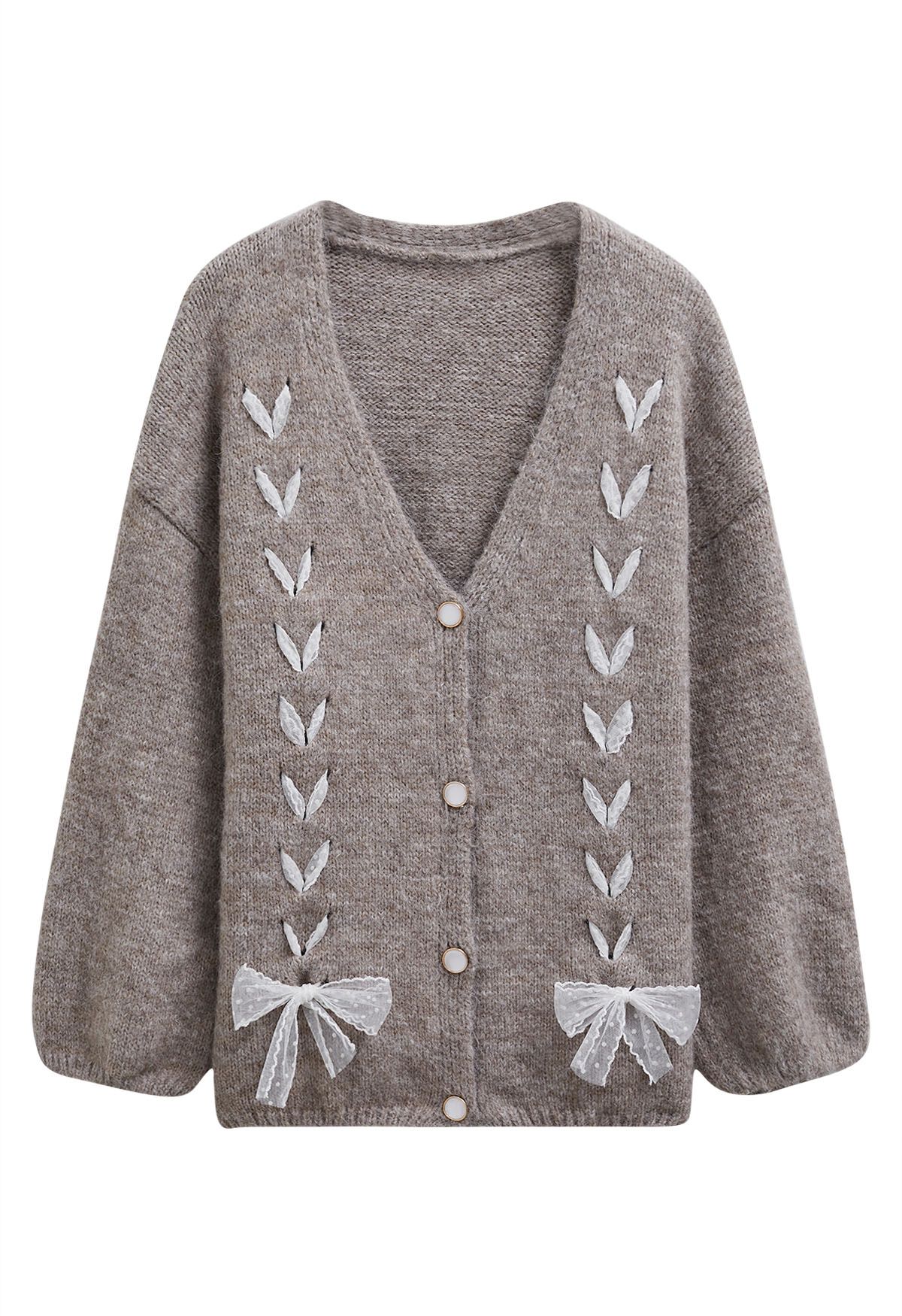 Flauschige Strickjacke mit Spitzenband und Schnürung in Taupe