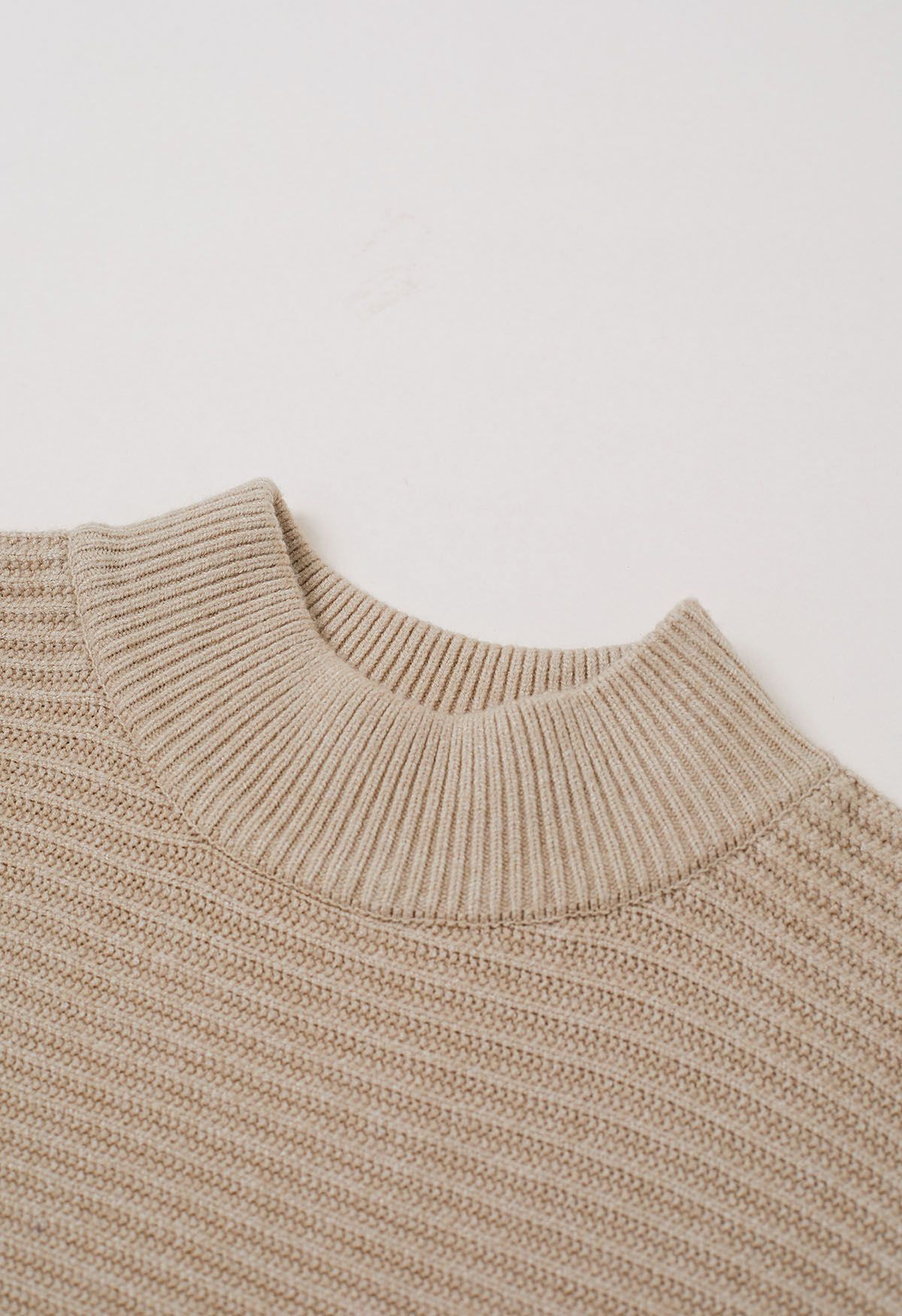 Asymmetrischer Strickpullover mit überschnittenen Schultern und Fransensaum in Hellbraun