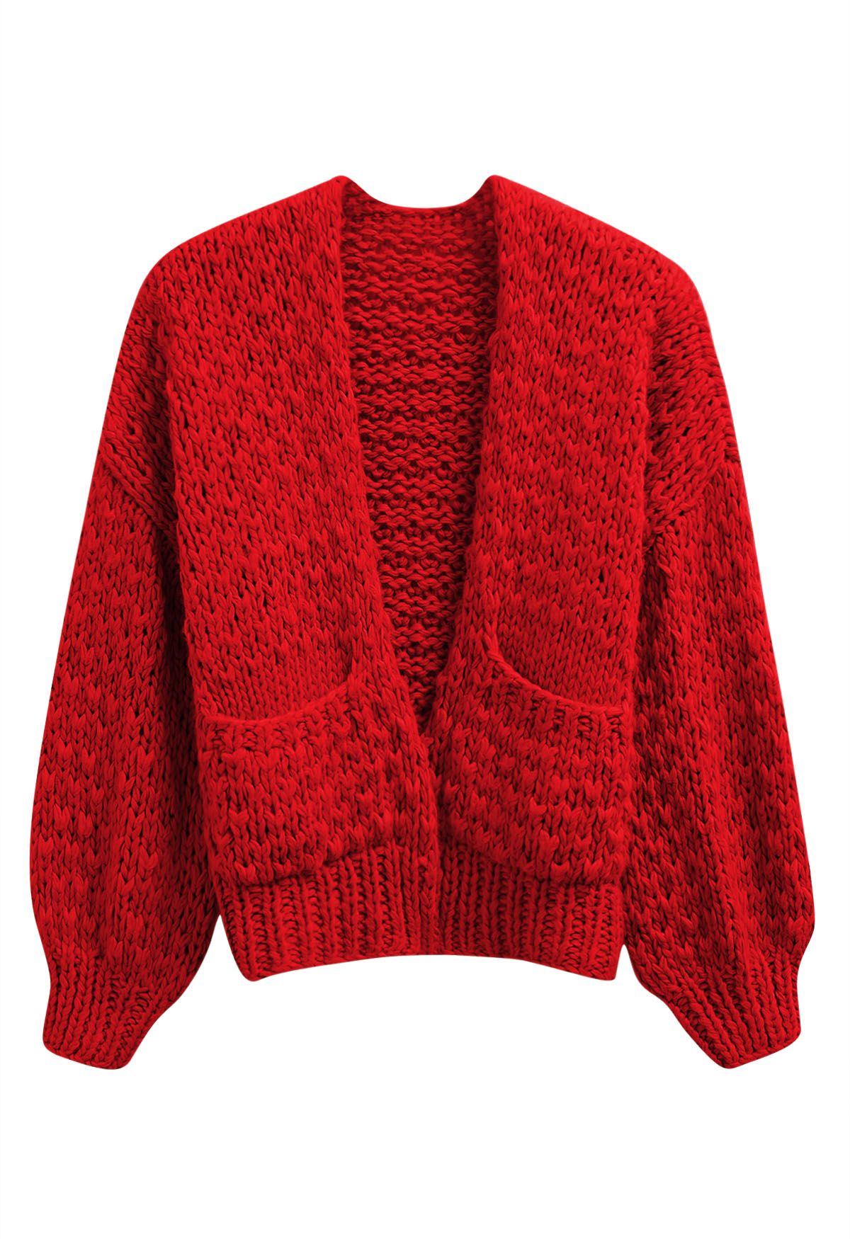 Grob handgestrickte Strickjacke mit aufgesetzten Taschen und offener Vorderseite in Rot