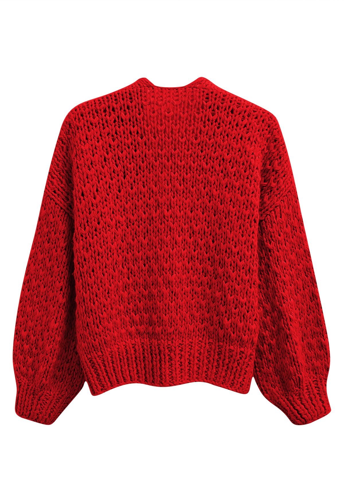 Grob handgestrickte Strickjacke mit aufgesetzten Taschen und offener Vorderseite in Rot