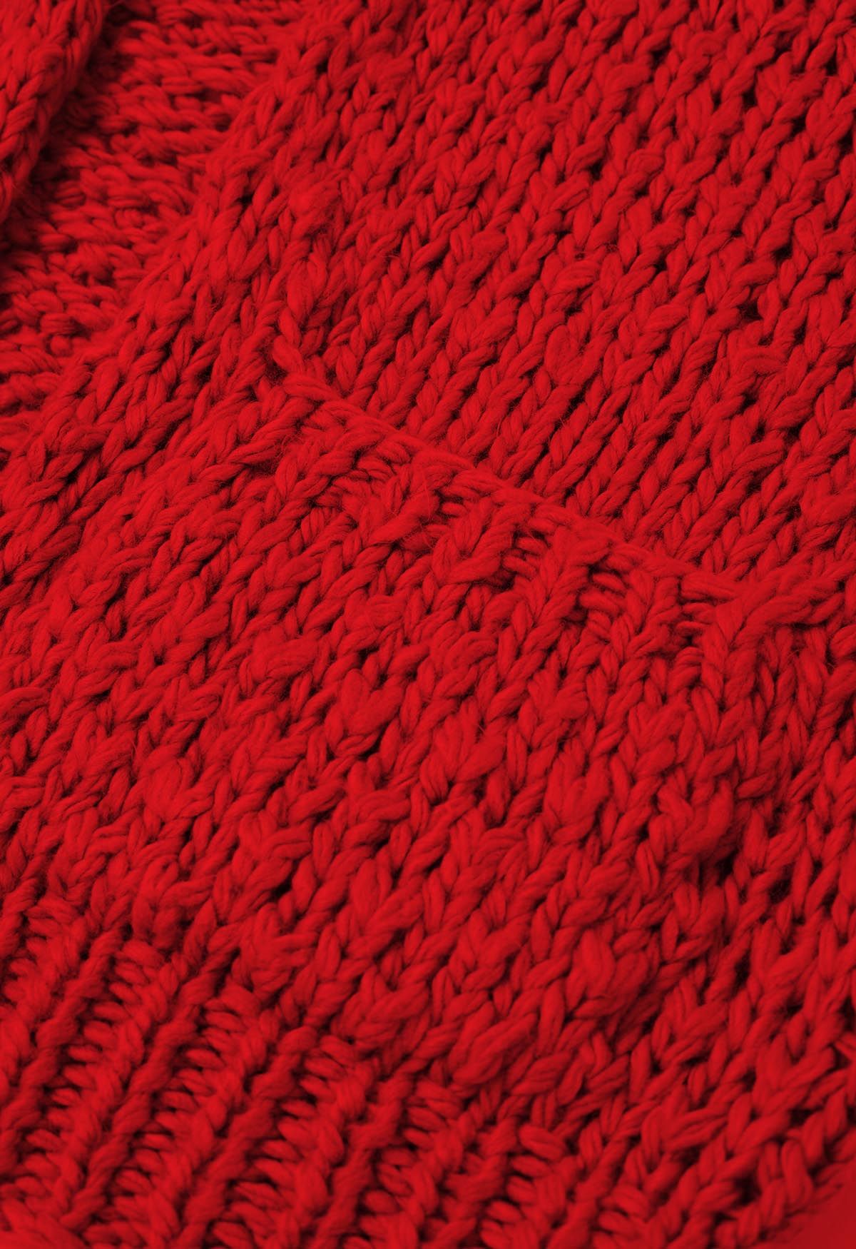 Grob handgestrickte Strickjacke mit aufgesetzten Taschen und offener Vorderseite in Rot