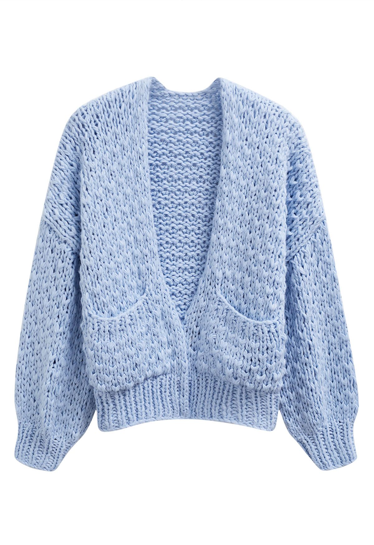 Grob gestrickter Cardigan mit aufgesetzten Taschen und offener Vorderseite in Babyblau